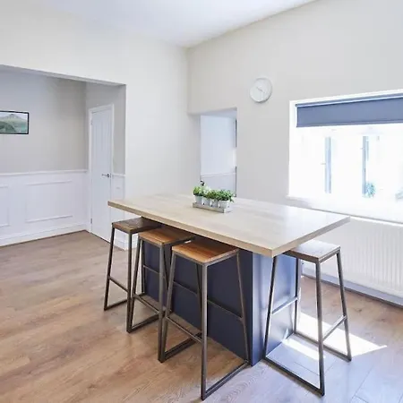 Feriehus Stunning 3 Bedroom House - Sleeps 6