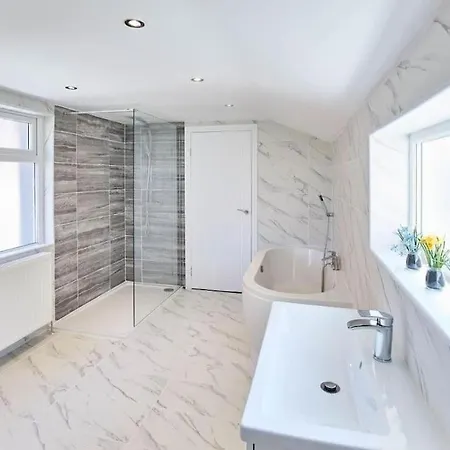Stunning 3 Bedroom House - Sleeps 6 *