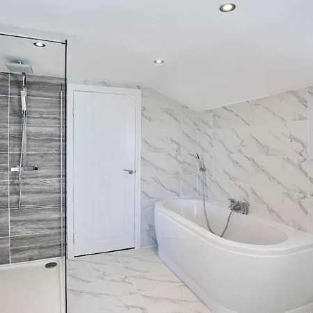 Stunning 3 Bedroom House - Sleeps 6 Feriehus *