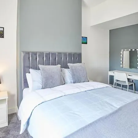 Stunning 3 Bedroom House - Sleeps 6 *
